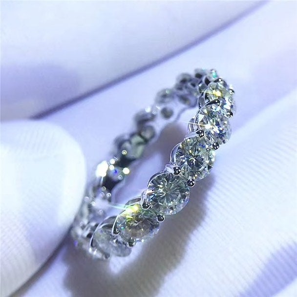 A glittery Diamond Dream silver Ring Set
