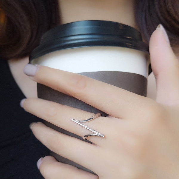 Simple Temperament Zircon Diamond Silver Ring