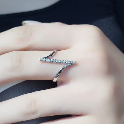 Simple Temperament Zircon Diamond Silver Ring