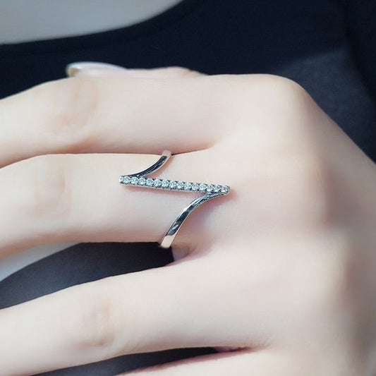Simple Temperament Zircon Diamond Silver Ring